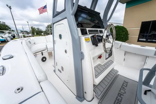 Slide: The Image of Sea Fox 228 Commander 2025 - 14