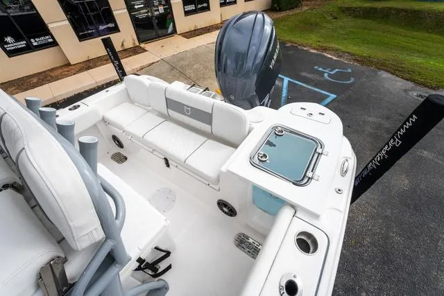 Slide: The Image of Sea Fox 228 Commander 2025 - 8