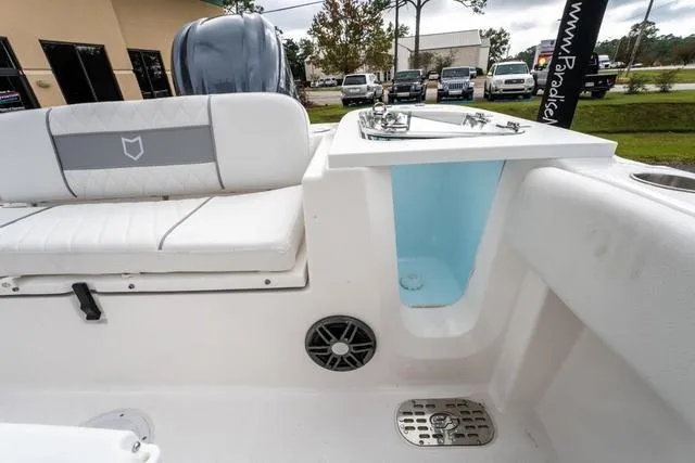 Slide: The Image of Sea Fox 228 Commander 2025 - 9