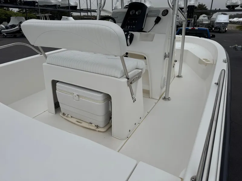 Slide: The Image of 2008 Boston Whaler 200 Dauntless boat interior with white seating and console. - 7