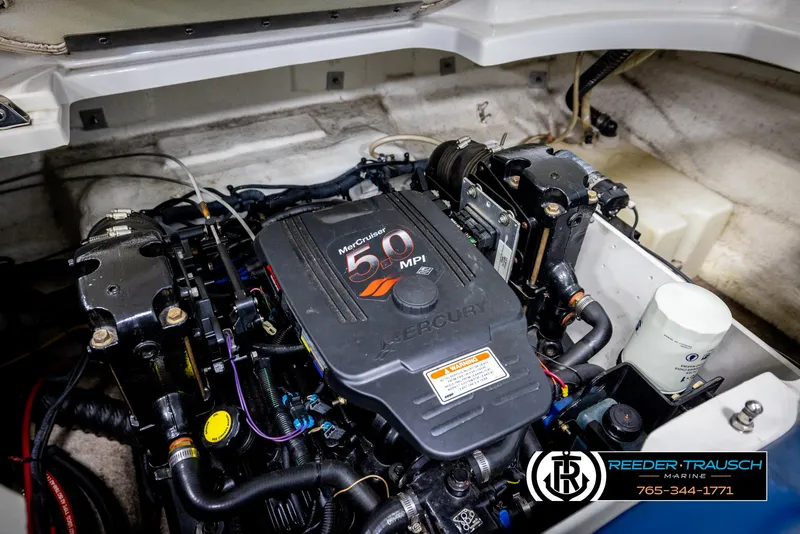 Slide: The Image of 2006 Crownline 230 LS boat engine, MerCruiser 5.0 MPI, detailed view. - 48