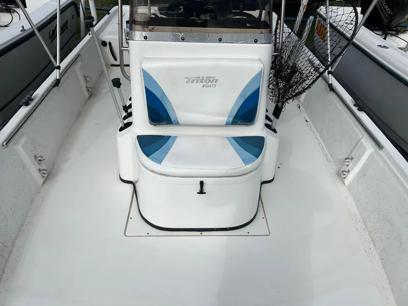 Slide: The Image of 2000 Triton 23 Tunnel boat interior with blue and white seating. - 4