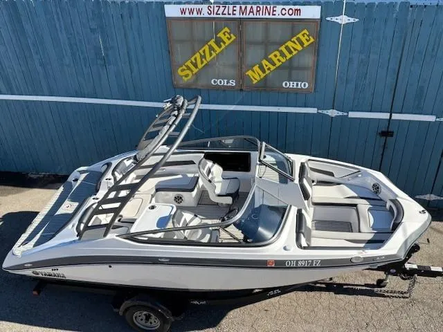 Slide: The Image of 2020 Yamaha Boats 195S on trailer at Sizzle Marine, Ohio dealership. - 6