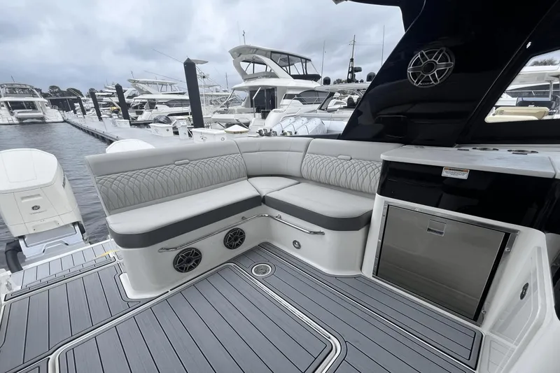 Slide: The Image of Sea Ray Sundancer 370 Outboard 2024 - 12