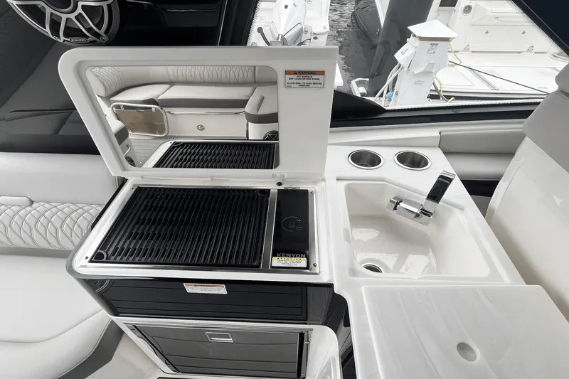 Slide: The Image of Sea Ray Sundancer 370 Outboard 2024 - 14