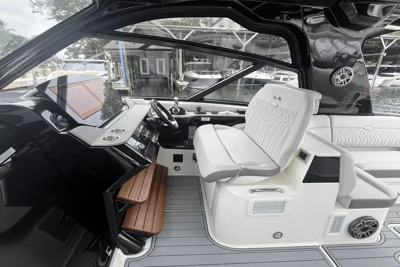 Slide: The Image of Sea Ray Sundancer 370 Outboard 2024 - 16