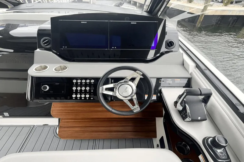 Slide: The Image of Sea Ray Sundancer 370 Outboard 2024 - 17