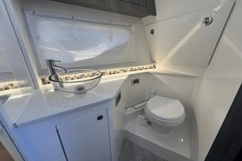 Slide: The Image of Sea Ray Sundancer 370 Outboard 2024 - 30