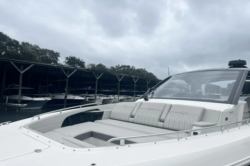 Slide: The Image of Sea Ray Sundancer 370 Outboard 2024 - 31