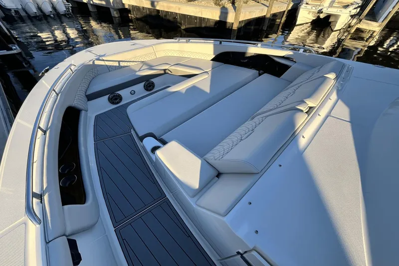 Slide: The Image of Sea Ray Sundancer 370 Outboard 2024 - 33