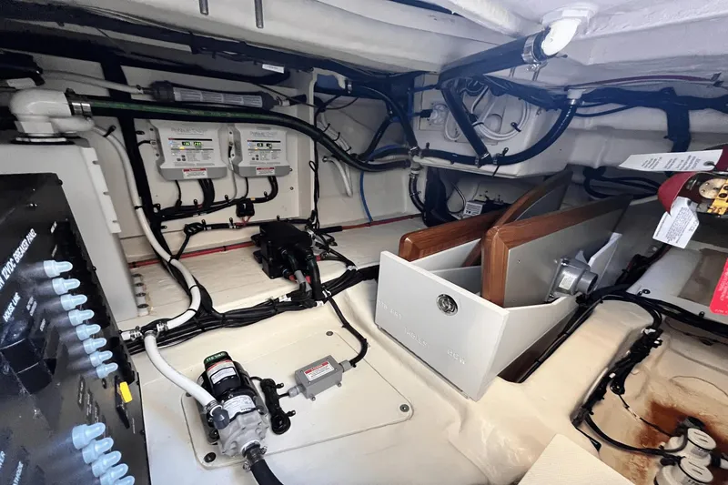 Slide: The Image of Sea Ray Sundancer 370 Outboard 2024 - 9