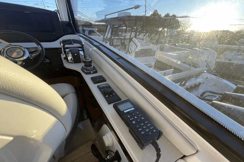 Slide: The Image of Sea Ray 370 Sundancer Outboard 2021 - 10