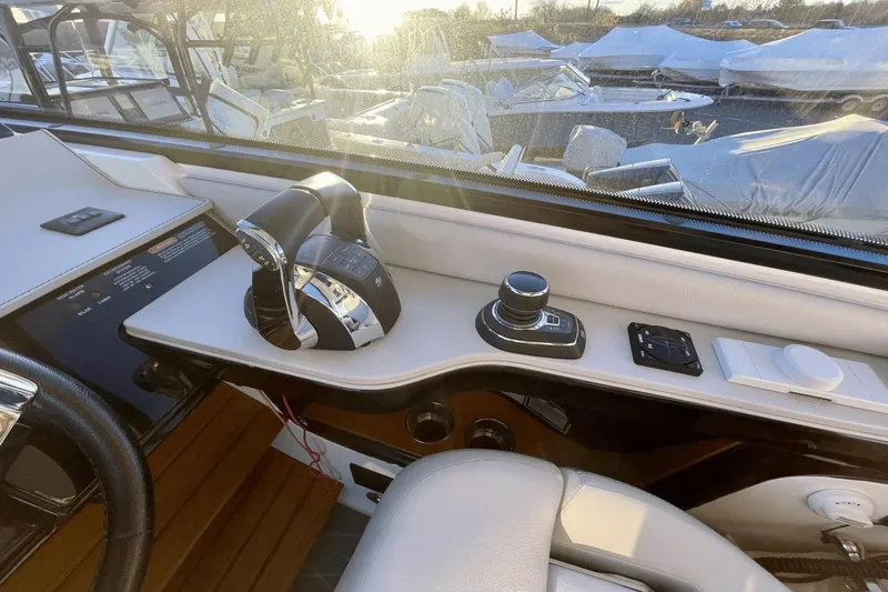 Slide: The Image of Sea Ray 370 Sundancer Outboard 2021 - 11