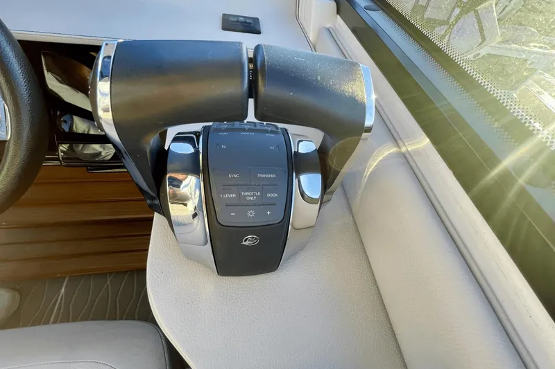 Slide: The Image of Sea Ray 370 Sundancer Outboard 2021 - 12