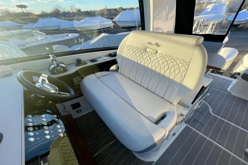 Slide: The Image of Sea Ray 370 Sundancer Outboard 2021 - 13
