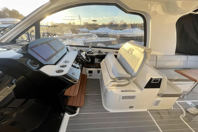Slide: The Image of Sea Ray 370 Sundancer Outboard 2021 - 14