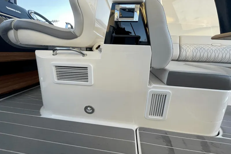 Slide: The Image of Sea Ray 370 Sundancer Outboard 2021 - 15