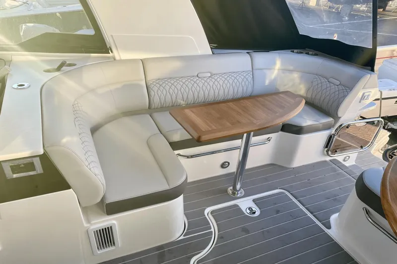 Slide: The Image of Sea Ray 370 Sundancer Outboard 2021 - 16