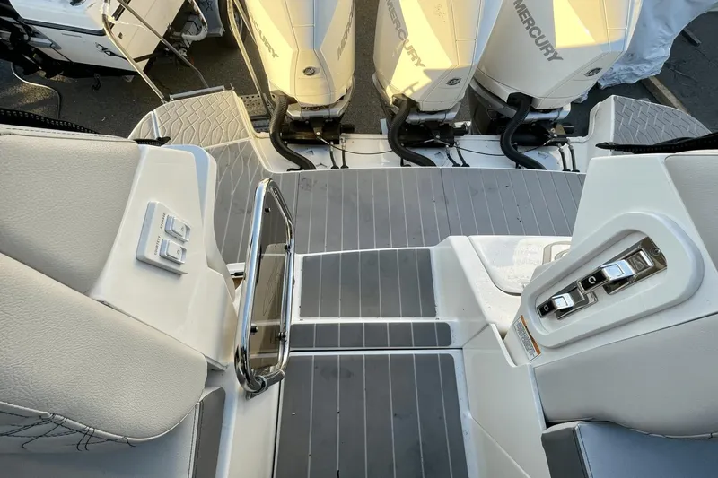 Slide: The Image of Sea Ray 370 Sundancer Outboard 2021 - 17