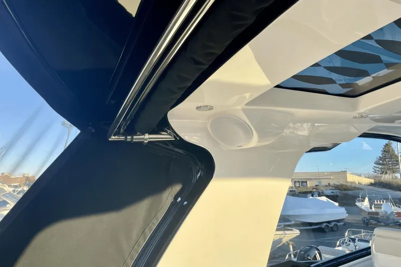 Slide: The Image of Sea Ray 370 Sundancer Outboard 2021 - 18
