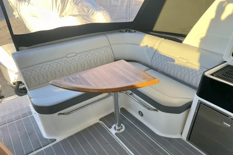 Slide: The Image of Sea Ray 370 Sundancer Outboard 2021 - 19