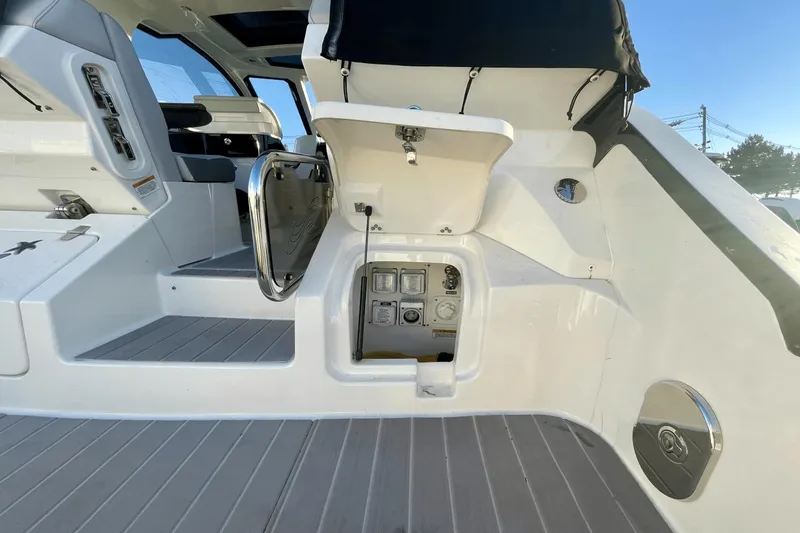 Slide: The Image of Sea Ray 370 Sundancer Outboard 2021 - 2