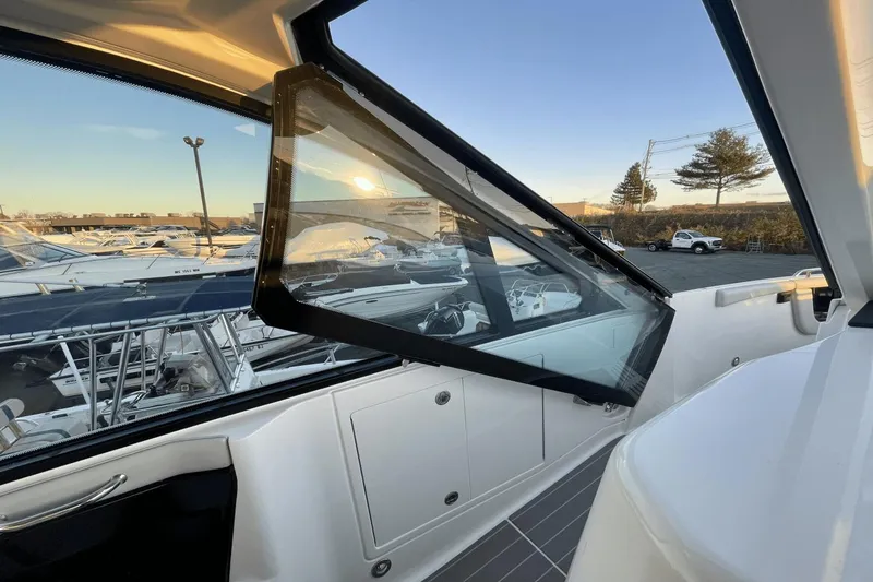 Slide: The Image of Sea Ray 370 Sundancer Outboard 2021 - 24