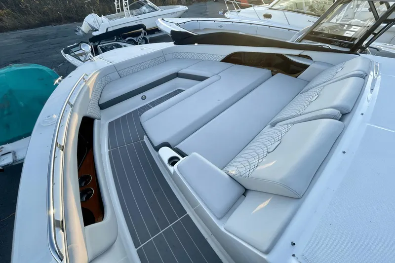 Slide: The Image of Sea Ray 370 Sundancer Outboard 2021 - 25