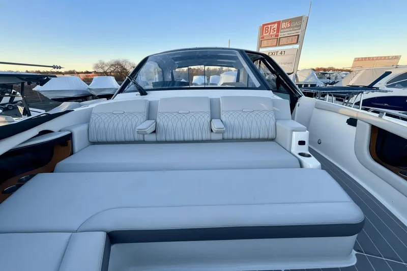 Slide: The Image of Sea Ray 370 Sundancer Outboard 2021 - 26