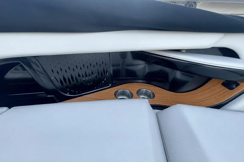 Slide: The Image of Sea Ray 370 Sundancer Outboard 2021 - 27