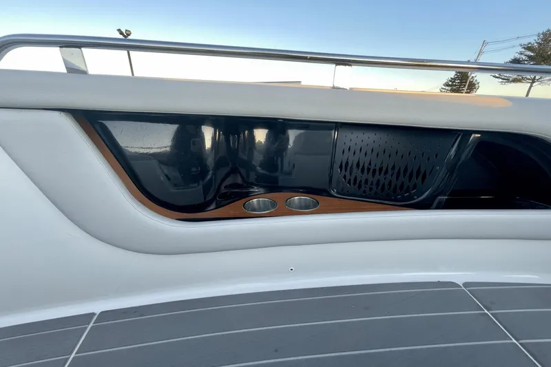 Slide: The Image of Sea Ray 370 Sundancer Outboard 2021 - 28