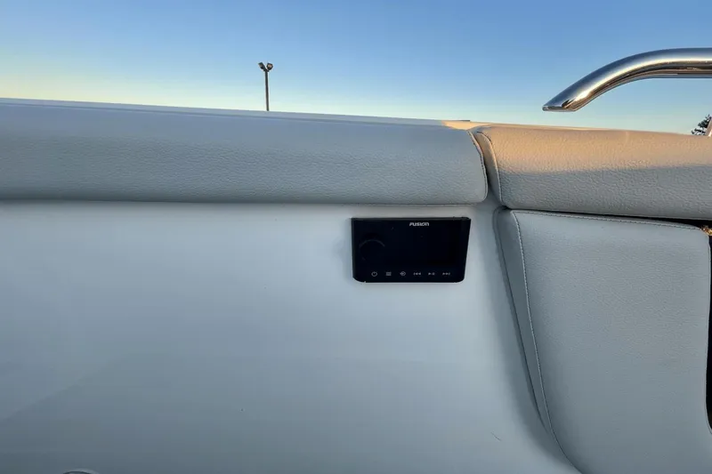 Slide: The Image of Sea Ray 370 Sundancer Outboard 2021 - 29