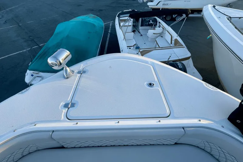 Slide: The Image of Sea Ray 370 Sundancer Outboard 2021 - 30