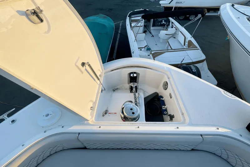 Slide: The Image of Sea Ray 370 Sundancer Outboard 2021 - 31