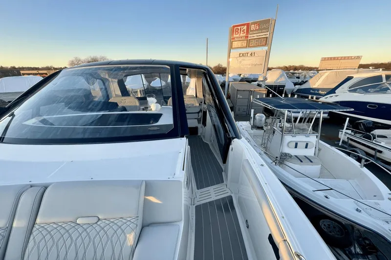 Slide: The Image of Sea Ray 370 Sundancer Outboard 2021 - 33