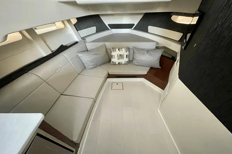 Slide: The Image of Sea Ray 370 Sundancer Outboard 2021 - 34