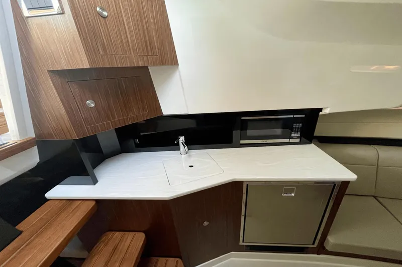 Slide: The Image of Sea Ray 370 Sundancer Outboard 2021 - 35