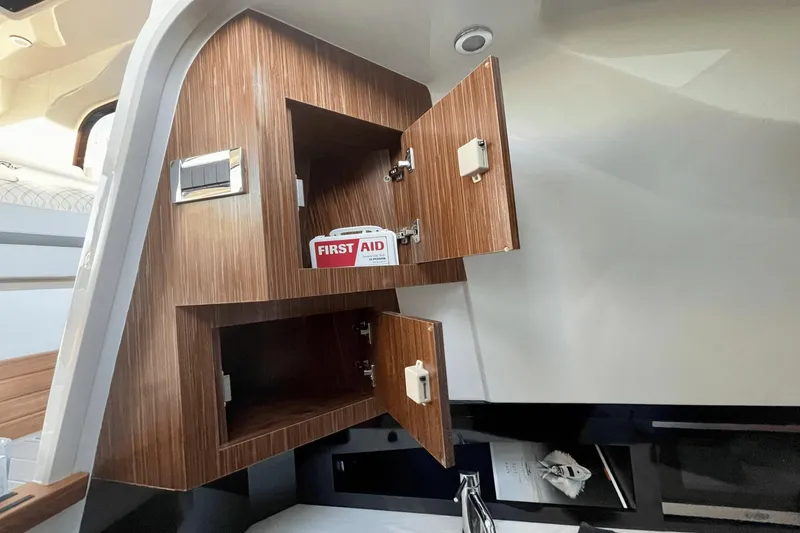 Slide: The Image of Sea Ray 370 Sundancer Outboard 2021 - 36