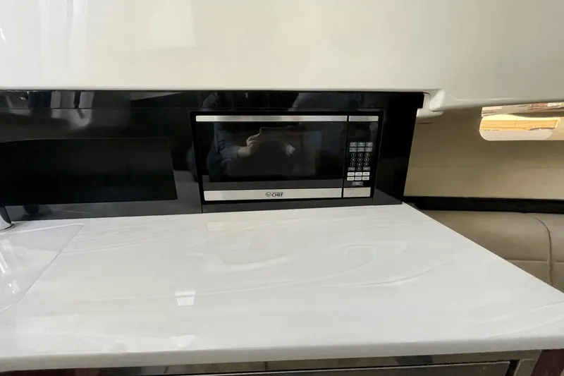 Slide: The Image of Sea Ray 370 Sundancer Outboard 2021 - 37