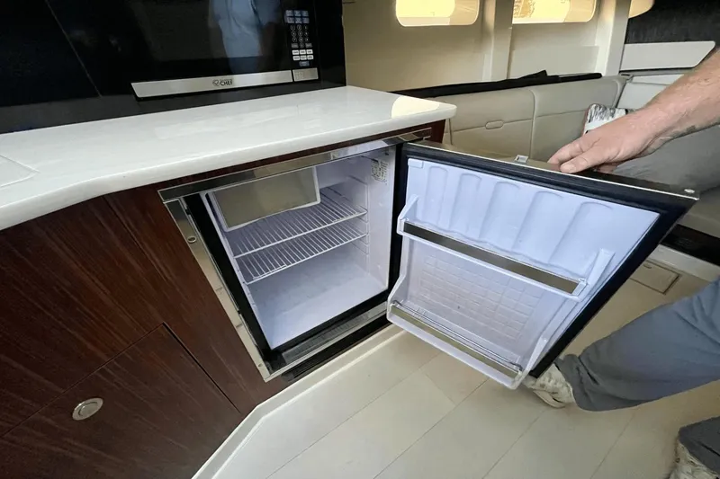 Slide: The Image of Sea Ray 370 Sundancer Outboard 2021 - 38