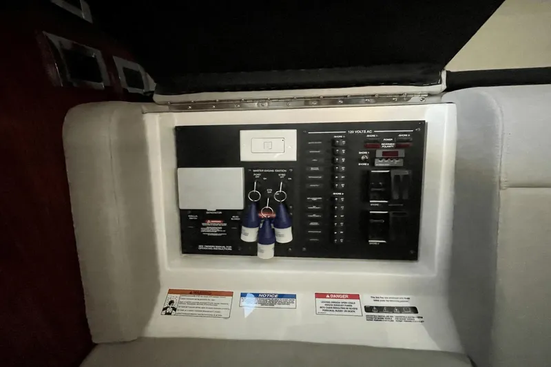 Slide: The Image of Sea Ray 370 Sundancer Outboard 2021 - 39