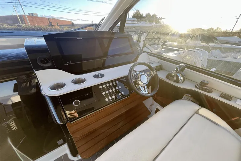 Slide: The Image of Sea Ray 370 Sundancer Outboard 2021 - 4