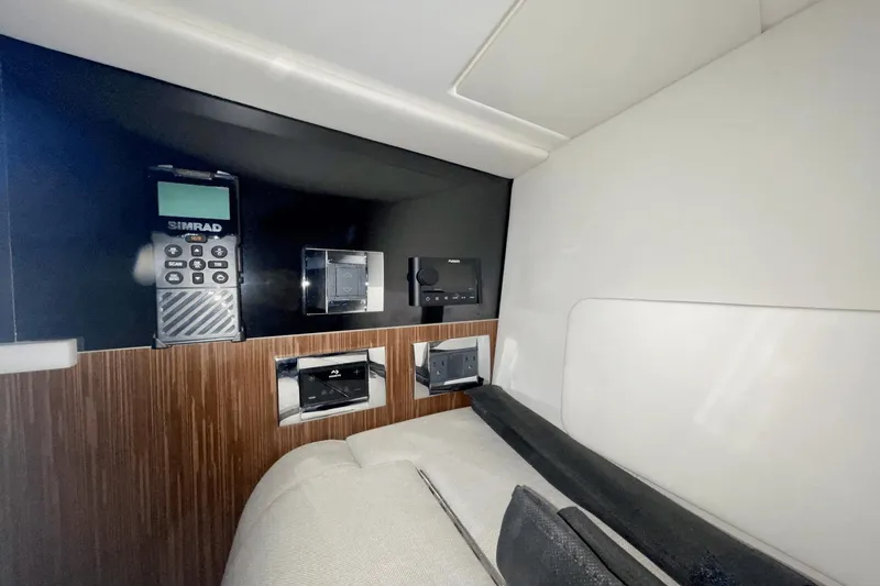 Slide: The Image of Sea Ray 370 Sundancer Outboard 2021 - 40