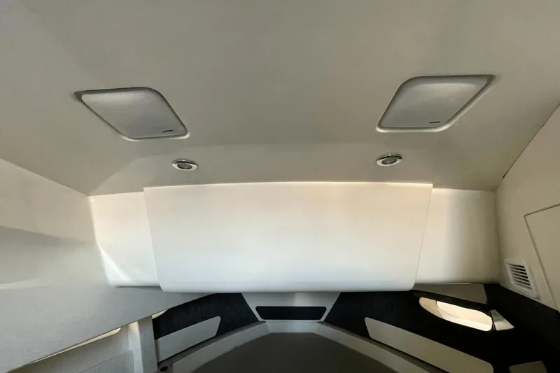 Slide: The Image of Sea Ray 370 Sundancer Outboard 2021 - 41