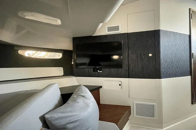 Slide: The Image of Sea Ray 370 Sundancer Outboard 2021 - 42