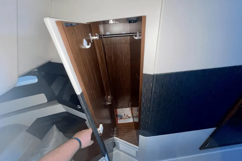 Slide: The Image of Sea Ray 370 Sundancer Outboard 2021 - 43