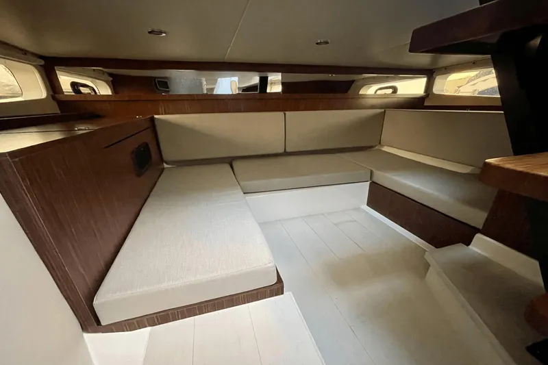 Slide: The Image of Sea Ray 370 Sundancer Outboard 2021 - 47