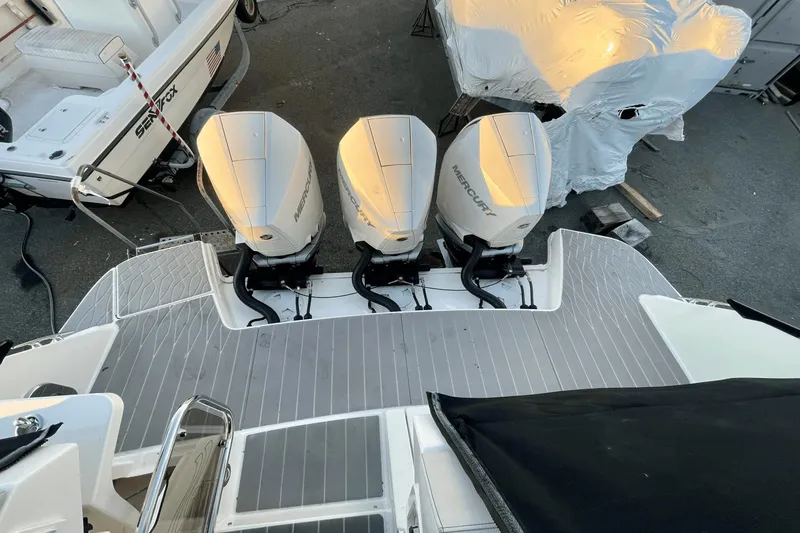Slide: The Image of Sea Ray 370 Sundancer Outboard 2021 - 48