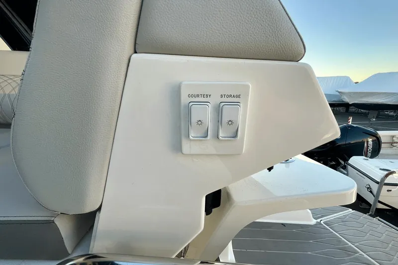 Slide: The Image of Sea Ray 370 Sundancer Outboard 2021 - 49
