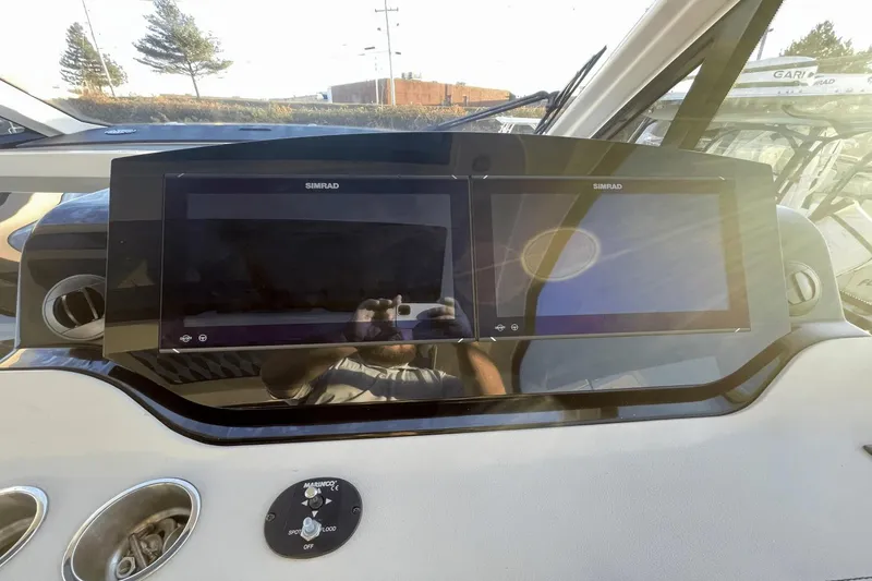 Slide: The Image of Sea Ray 370 Sundancer Outboard 2021 - 5